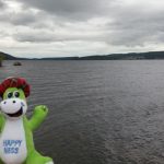Loch Ness mit einer Nessie-Stoffpuppe