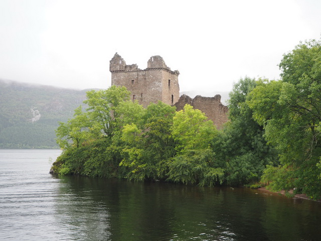 Der Turm von Urquhart Castle am Loch Ness, hier soll sich Nessie am häufigsten rumtreiben