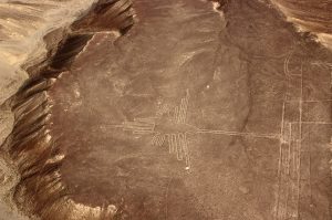 Luftbild des Nazca-Scharrbildes "Kolibri"