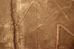 Luftbild der Geoglyphe "Spinne" in Nazca