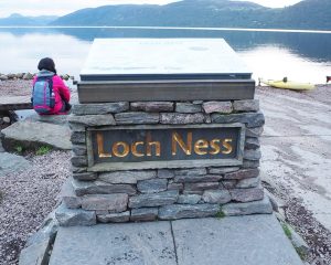 Stele mit der Bezeichnung "Loch Ness", der See im Hintergrund