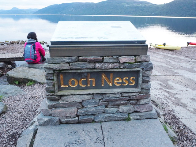 Stele mit der Bezeichnung "Loch Ness", der See im Hintergrund