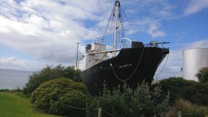 Altes Walfangschiff auf dem Trockenen