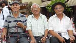 Drei gut gelaunte nepalesische Rentner