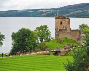 Ruine einer Burg vor dem Wasser des Loch Ness