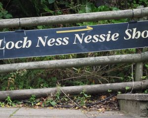 Hinweisschild zum Loch Ness Nessie Shop