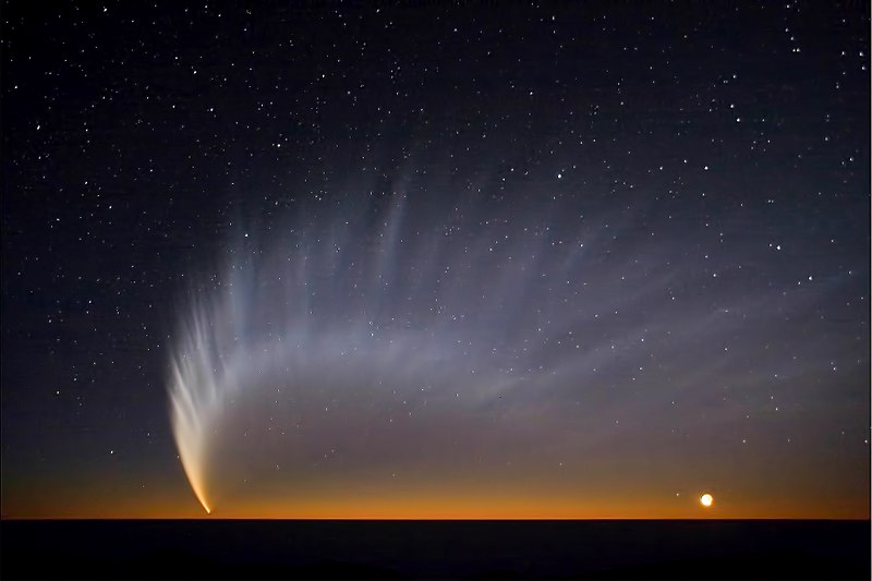 Komet mit langem, breiten Schweif am Abendhimmel