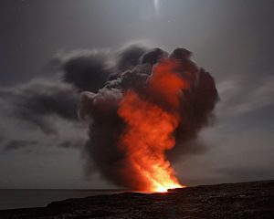 Ausbruch eines Vulkanes mit glühender Lava und dunklen Aschewolken