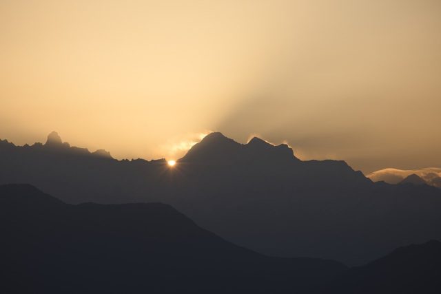 Sonne hinter einem Bergkamm