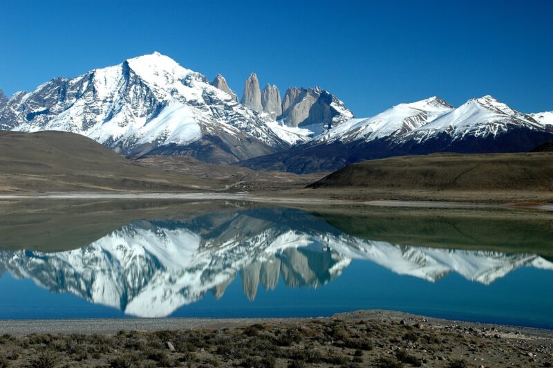 Hochalpine Landschaft mit verschneiten Bergen, die sich in einem See in Patagonien spiegeln