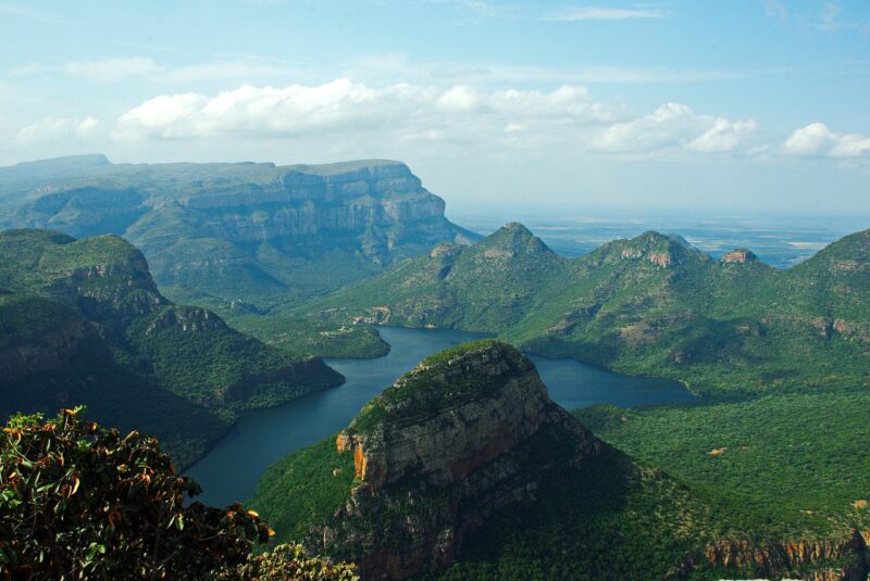 Drakensberg mit See in Süden von Afrika