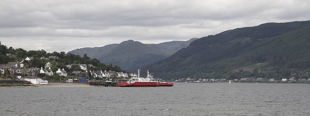 Eine Fähre liegt am Pier von Gourock McInroy's Point in einem tief eingeschnittenen Meeresarm